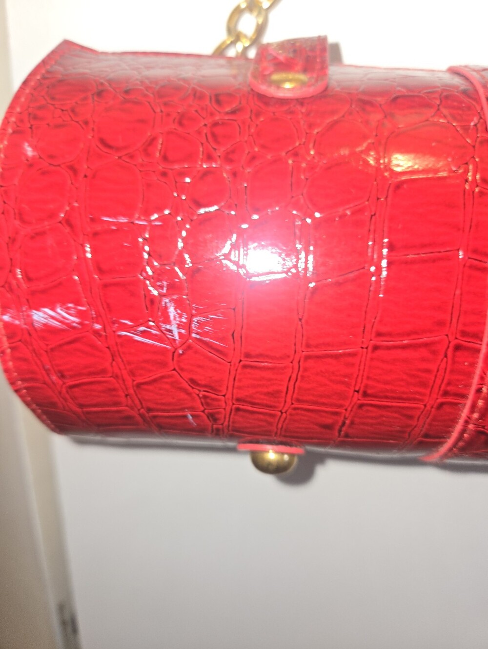 Red Croc-Embossed Barrel Handbag with Gold Chain For Wine Bottle - Picture 7 of 14